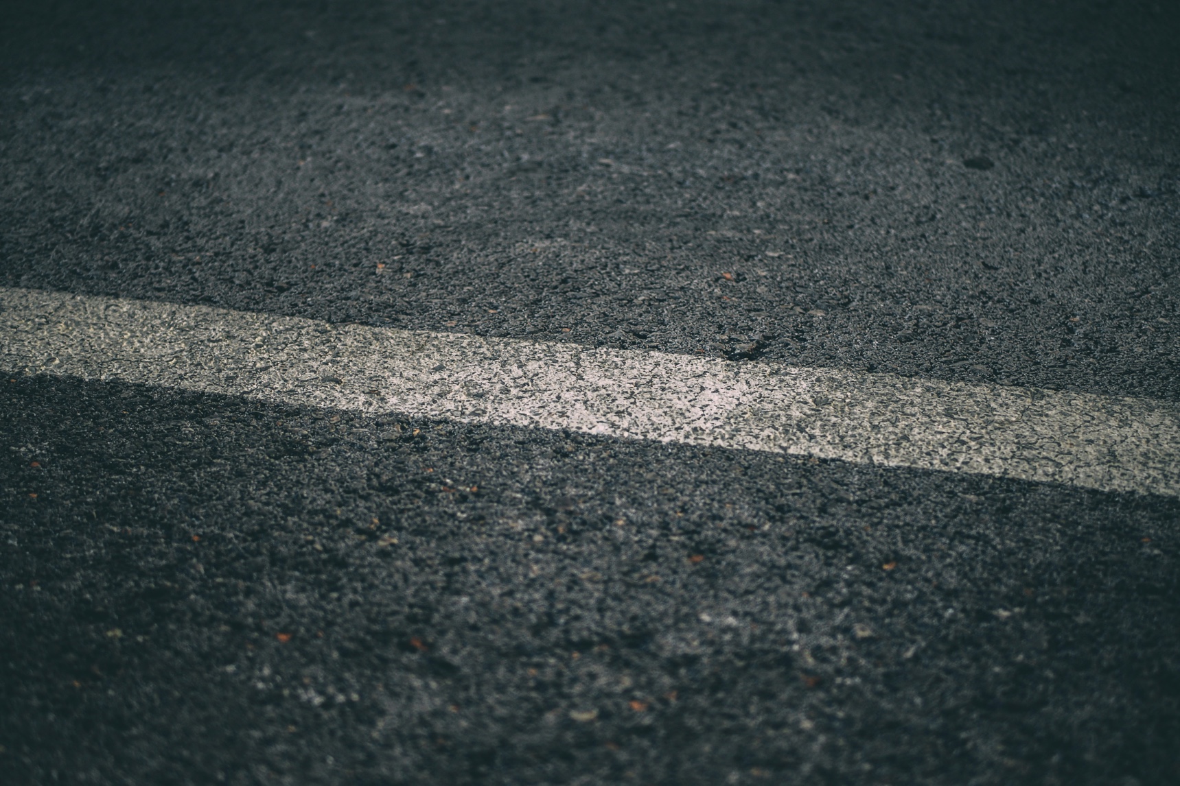 Straße mit Mittelatreifen